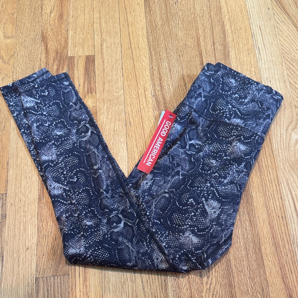 NWT Good American Black and Gray Snake Print Leggings Womens 3/ Large